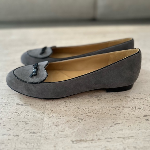 NEW Trotters “Cheyenne” Gray Suede Heart-Shaped Loafers With Patent Leather Bow - Picture 6 of 14